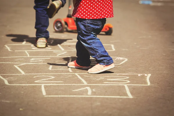 Crianças jogando hopscotch no playground ao ar livre — Fotografia de Stock