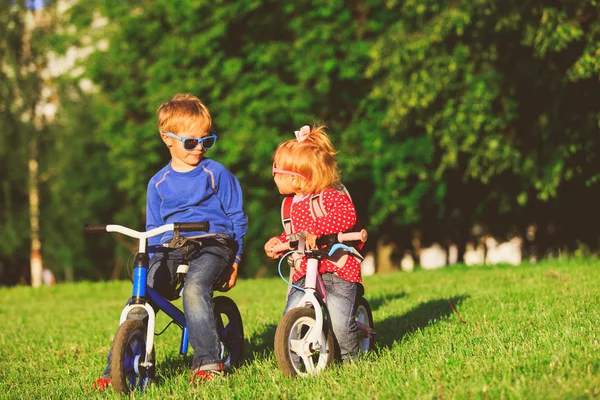 Piccolo ragazzo e bambino ragazza su biciclette in natura — Foto Stock
