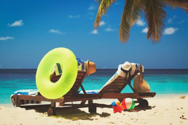 İki sandalye üzerinde tatil tropikal plaj