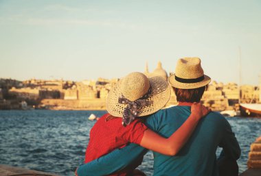 mutlu genç çift Malta, Europe seyahat