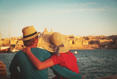 mutlu genç çift Malta, Europe seyahat