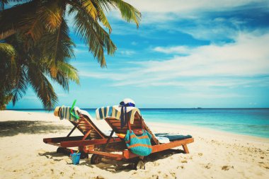 İki sandalye üzerinde tatil tropikal plaj