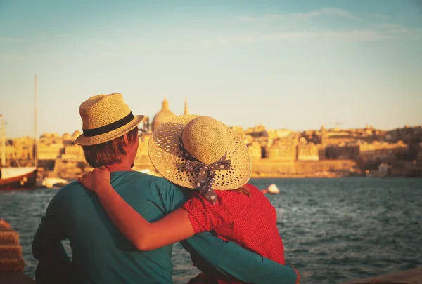 Feliz jovem casal viagens em Malta, Europa — Fotografia de Stock