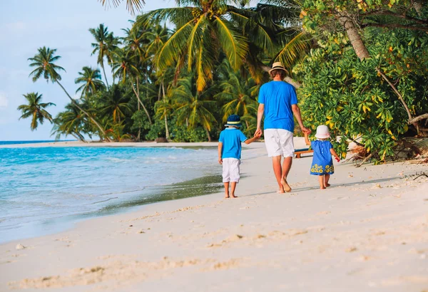 Padre e due bambini a piedi sulla spiaggia — Foto Stock