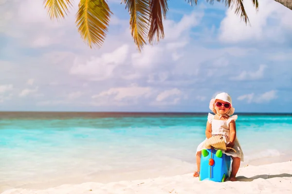 可爱的小女孩在夏天海滩上旅行 — 图库照片