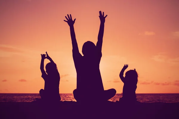 Silhouette of happy father and kids at sunset — Stock Photo, Image