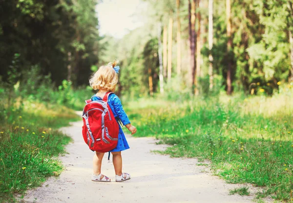 Κοριτσάκι με το σακίδιο στο δάσος καλοκαίρι — Φωτογραφία Αρχείου