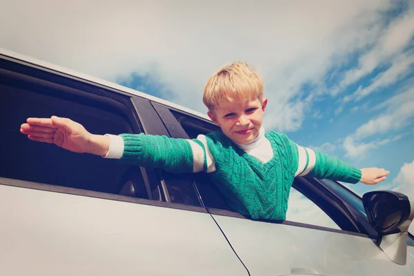 Feliz niño le encanta viajar en coche —  Fotos de Stock