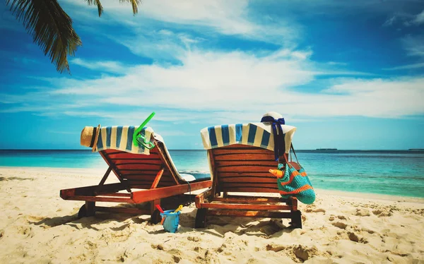 Duas cadeiras de praia em férias tropicais — Fotografia de Stock