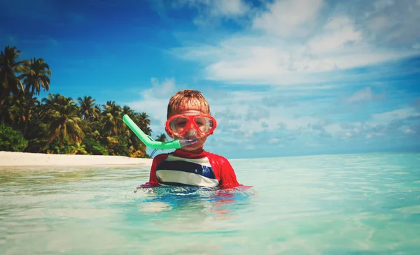 Bambino nuotare con maschera in mare — Foto Stock