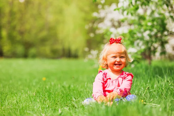 Menina bonito com flores na primavera — Fotografia de Stock