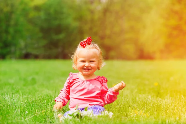 Gadis kecil yang lucu dengan bunga di musim semi — Stok Foto