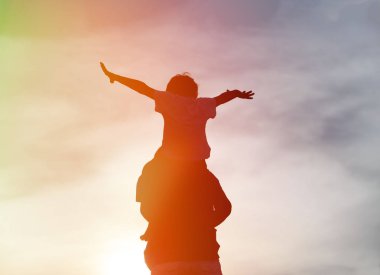 Baba ve oğul günbatımı gökyüzü üzerinde oynamak