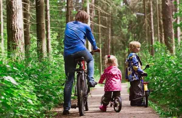 Esporte familiar - pai e filhos andando de bicicleta na natureza — Fotografia de Stock