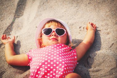 sevimli küçük kız oyun üzerinde kum plaj