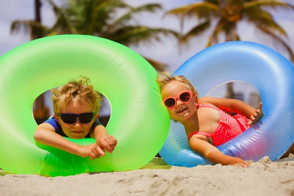 Cute little boy and girl play on beach — Stock Photo, Image
