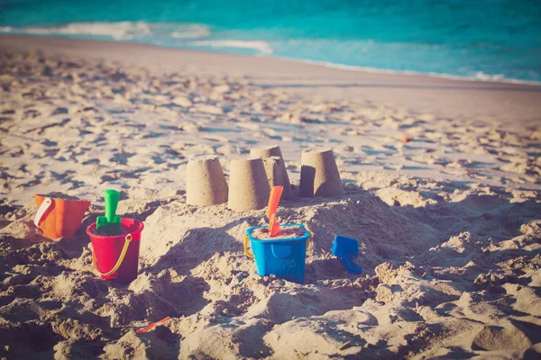 Kids toys and sandcastle on beach — Stock Photo, Image