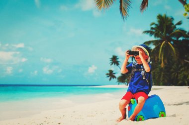 küçük çocuk seyahat bavul ile sahilde