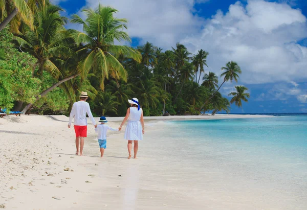 Familia con niño caminando en la playa —  Fotos de Stock