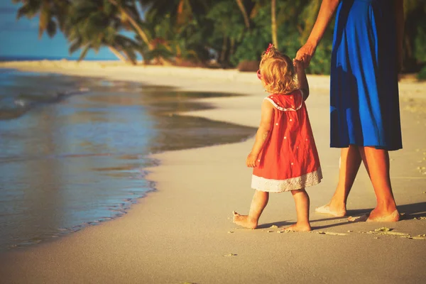 Moeder en dochtertje wandelen op het strand — Stockfoto