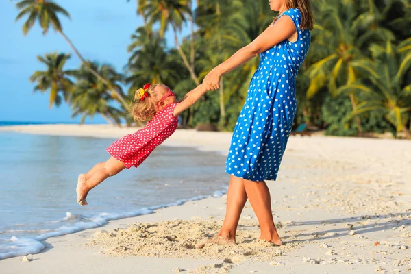 Mother and daugher playing on beach — Stock Photo, Image