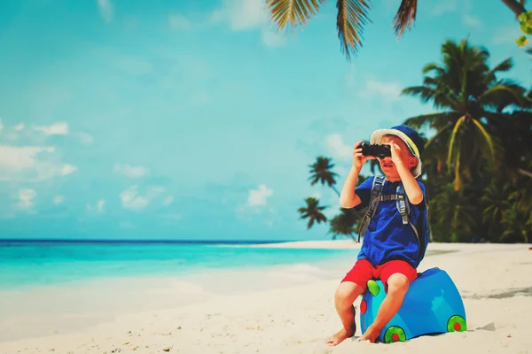 Küçük çocuk seyahat bavul ile sahilde — Stok fotoğraf