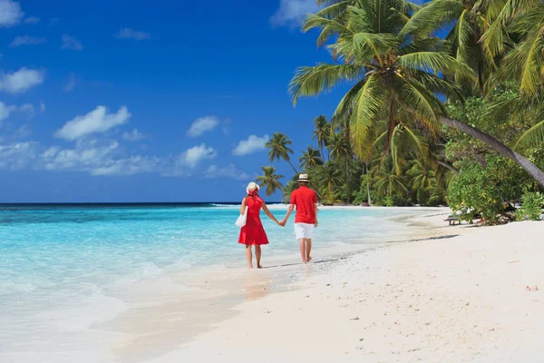 Felice coppia amorevole a piedi sulla spiaggia — Foto Stock