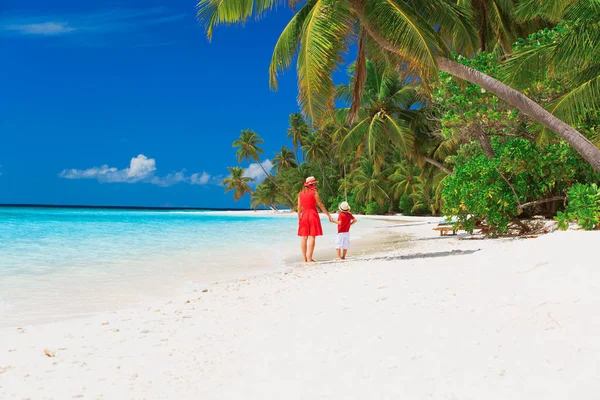 Madre e piccolo figlio a piedi sulla spiaggia — Foto Stock
