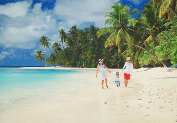 Familia con niños jugando en la playa tropical —  Fotos de Stock