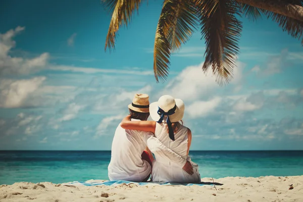 Ευτυχισμένο ζευγάρι ερωτευμένων σε τροπική παραλία — Φωτογραφία Αρχείου