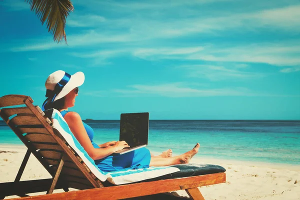 Conceito de trabalho remoto -mulher jovem com laptop na praia — Fotografia de Stock