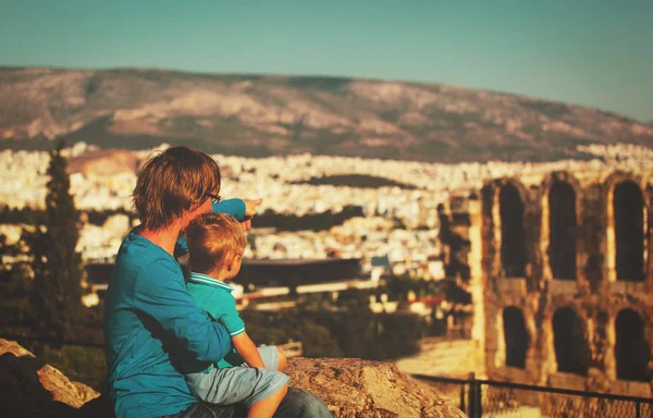 Отец и сын смотрят на город Афины, Греция, с Акрополиса — стоковое фото