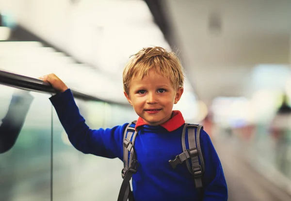 Liten pojke stående på inflyttning flygplats rulltrappa — Stockfoto