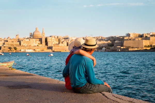 Pareja joven viaja en Malta, Europa — Foto de Stock