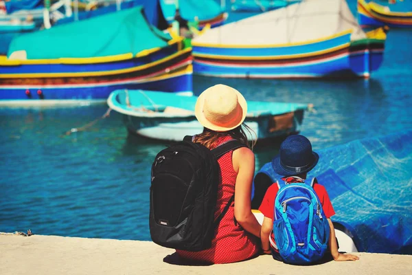 Mor och son tittar på traditionella båtar i Malta — Stockfoto