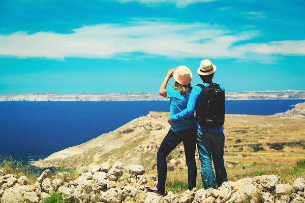 Pareja joven senderismo en las montañas en el mar —  Fotos de Stock