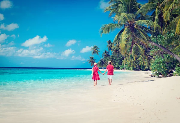 Feliz casal amoroso andando na praia — Fotografia de Stock