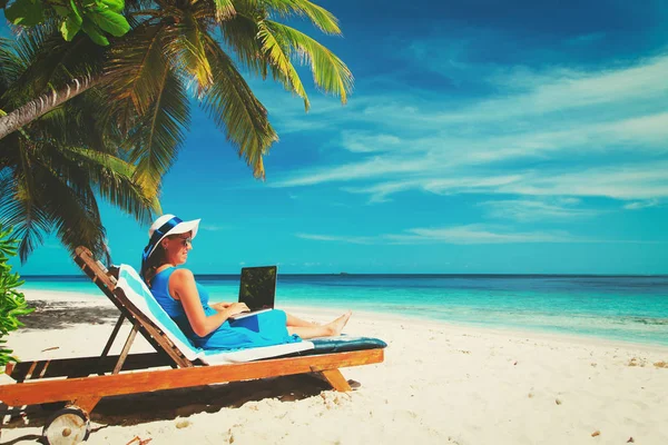 Jovem mulher com laptop na praia — Fotografia de Stock