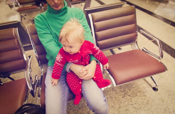 Padre e hija pequeña esperando en el aeropuerto —  Fotos de Stock
