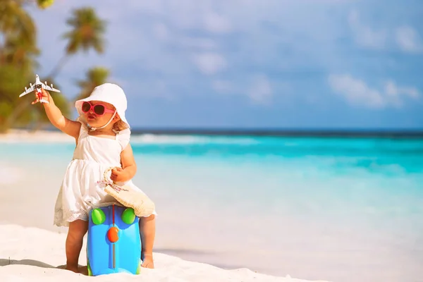 Мила маленька дівчинка подорожує на літньому пляжі — стокове фото