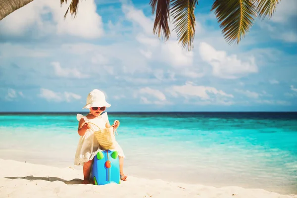 Søt, liten jente reiser på sommerstrand – stockfoto