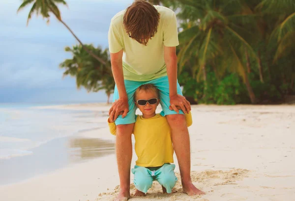 Pai e filho brincando na praia — Fotografia de Stock