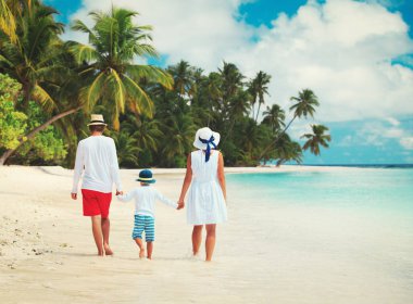Sahilde yürüyüş çocuk ile aile