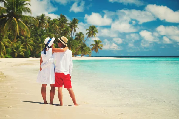 Feliz pareja amorosa caminando en la playa — Foto de Stock