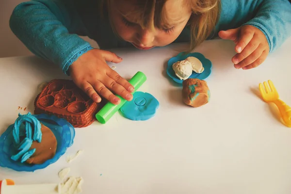 Criança brincando com formas de moldagem de argila — Fotografia de Stock