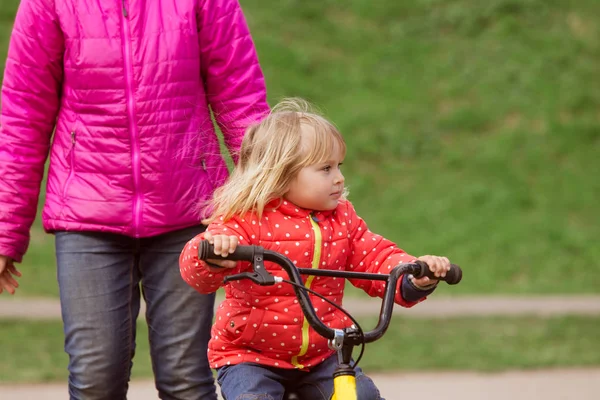 Mutter lehrt kleine Tochter Fahrradfahren — Stockfoto