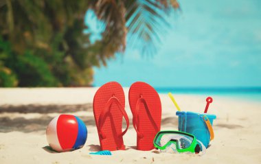 Renkli terlik, oyuncak ve Plajı'nda Dalış maske