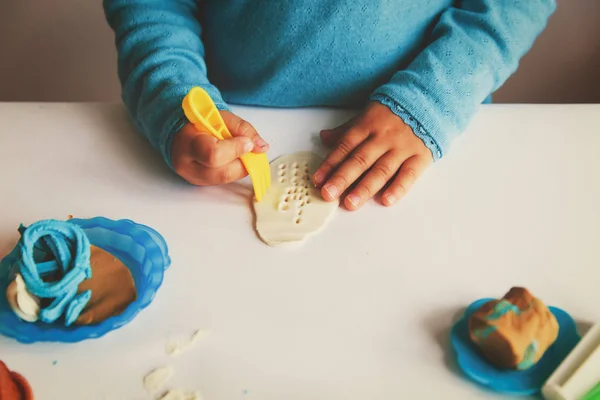 Enfant jouant avec des formes de moulage en argile — Photo