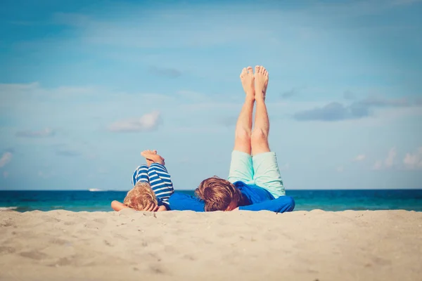 Padre e figlioletto giocano in spiaggia — Foto Stock