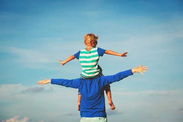 Батько і син розважаються на небі — стокове фото